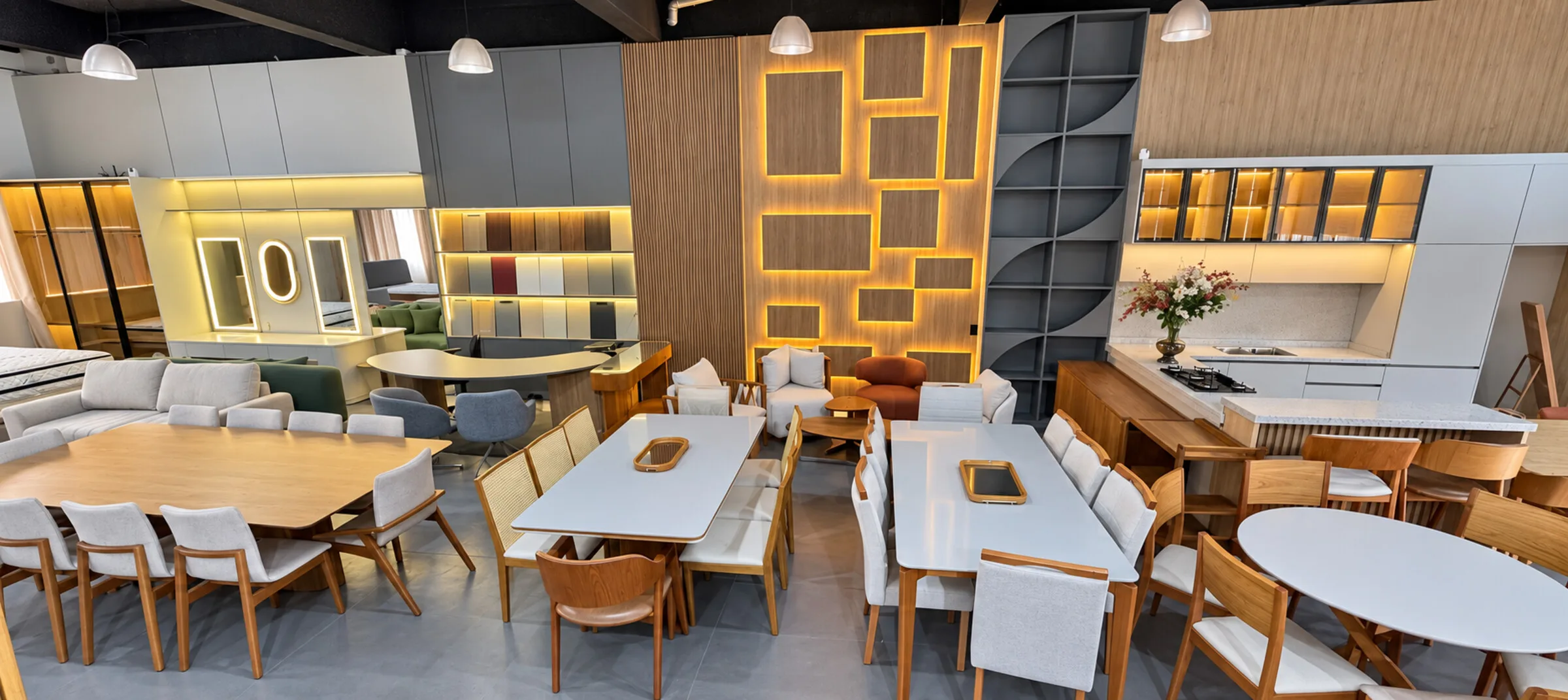 Showroom Loures Ambientes com móveis planejados e produtos prontos